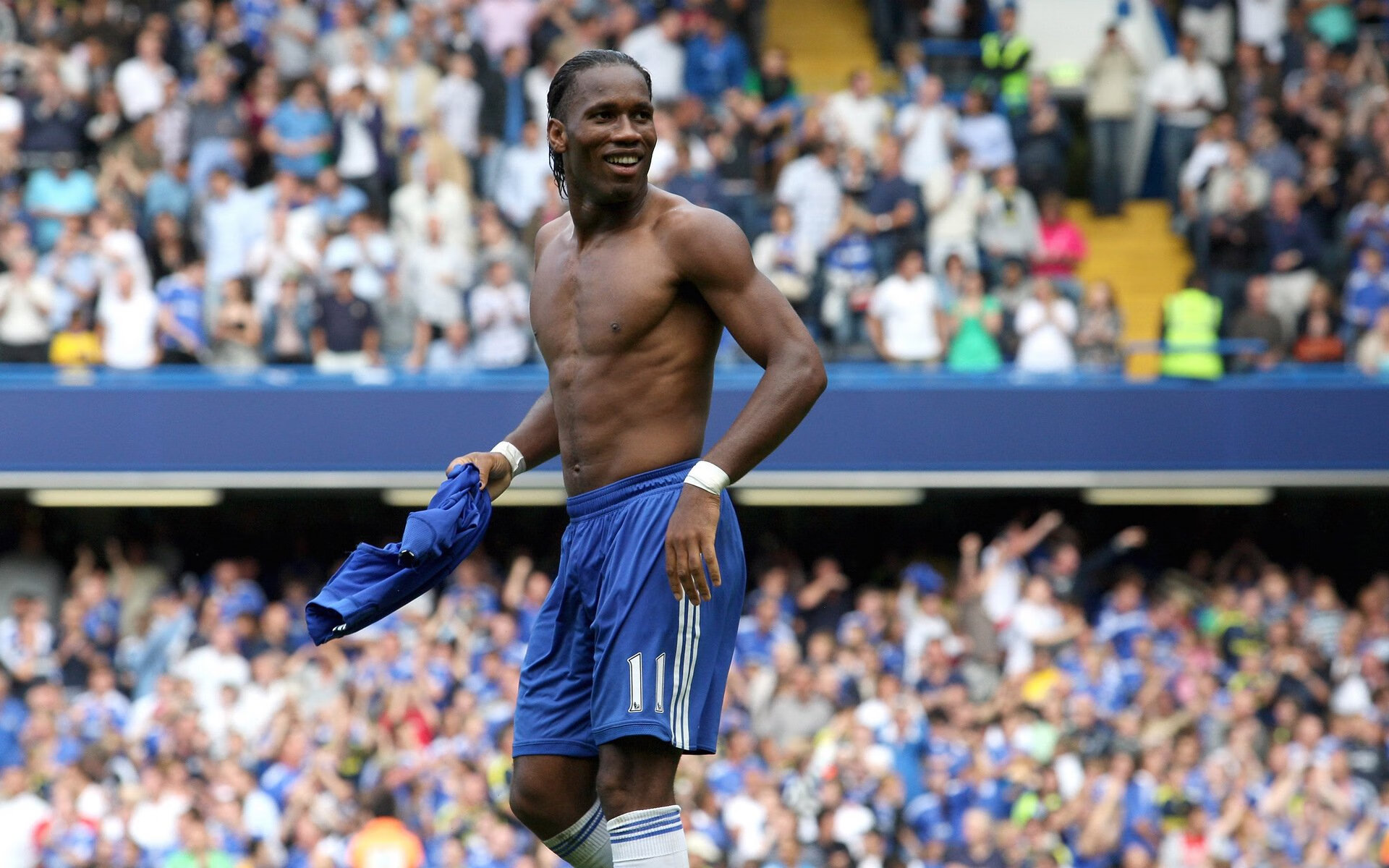 “腰旗美式橄榄球赛:东部新区运动热潮席卷赛场”